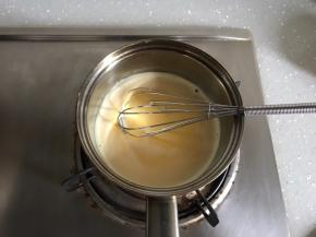 回到炉子上加热。开小火，边加热边搅拌，防止底部结块。