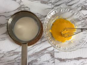 加热好的牛奶倒入蛋黄糊中。
慢慢的一点点加入，边倒边搅拌。