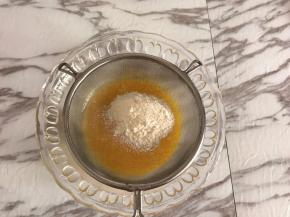 筛入低筋面粉。