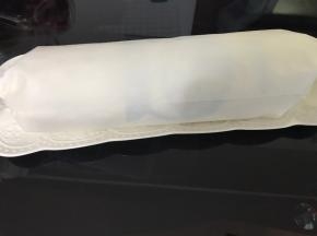 卷好的蛋糕卷用油纸包好，图案朝上，放冰箱冷藏定型。至少冷藏半小时。