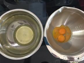 制作蛋糕卷。
先将烤箱上下火170度预热。
分离好蛋清和蛋黄，装蛋清蛋黄的盆保证无油无水。