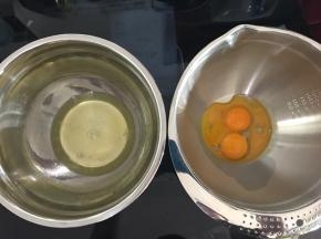 制作蛋糕卷。
先将烤箱上下火170度预热。
分离好蛋清和蛋黄，装蛋清蛋黄的盆保证无油无水。