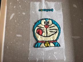 依次将颜色填充好。压住了黑色线条也没关系，最后再用黑色描一次边。
制作好的图案放进冰箱冷藏。