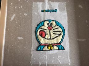 依次将颜色填充好。压住了黑色线条也没关系，最后再用黑色描一次边。
制作好的图案放进冰箱冷藏。