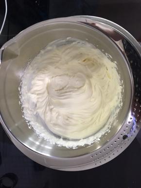 等待蛋糕卷放凉期间，300克淡奶油加30克白砂糖，坐冰水，打发至裱花状态。