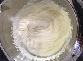 等待蛋糕卷放凉期间，300克淡奶油加30克白砂糖，坐冰水，打发至裱花状态。