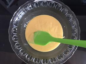 制作好的蛋黄糊过筛，放一旁备用。