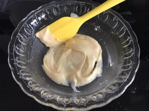 先来制作彩绘部分。室温软化好的黄油依次加入糖粉、蛋清、低筋面粉，搅拌均匀。