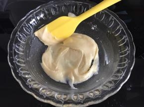 先来制作彩绘部分。室温软化好的黄油依次加入糖粉、蛋清、低筋面粉，搅拌均匀。