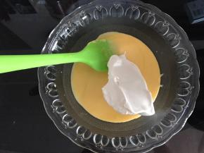 将三分之一蛋白霜加入蛋黄糊，用翻拌的手法翻拌均匀。