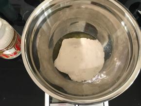 蛋清加入Fluff棉花糖。
如果用白砂糖制作，先用电动打蛋器低速将蛋清打发至鱼眼状，再一次性加入白砂糖高速打发。
用Fluff棉花糖制作，可以直接加入，开高速打发。打发出来的蛋白霜更稳定，不容易消泡。