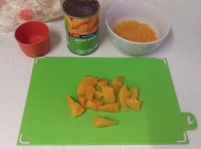 拿一罐蜜桃罐头，拿6片蜜桃出来搅烂，随便用什么东西搅烂就好，放碗中，再切6片蜜桃中块大小。