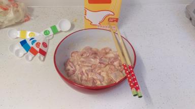 加入玉米粉+鸡蛋腌1个小时