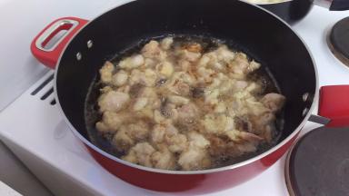 开中大火炸鸡肉，炸到金黄色出锅。中间要注意反面。