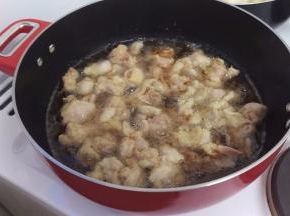 开中大火炸鸡肉，炸到金黄色出锅。中间要注意反面。