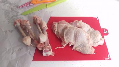 把鸡腿去骨，切中等大小。