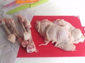 把鸡腿去骨，切中等大小。