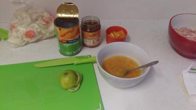 把苏梅酱+糖+水+青柠檬的水全部加入搅烂的蜜桃中，搅拌均匀。