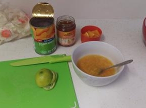 把苏梅酱+糖+水+青柠檬的水全部加入搅烂的蜜桃中，搅拌均匀。