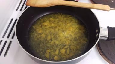 开中火煮沸酱汁后就可以倒在炸好的鸡块中了，这种方式做出来的酱汁是比较水的。如果喜欢的浓汁，可以调点玉米粉+水，搅拌一下，倒入煮沸的酱汁中让酱汁变浓稠，再倒入鸡块上，也是可以。