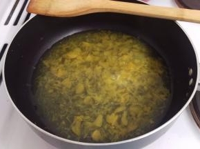 开中火煮沸酱汁后就可以倒在炸好的鸡块中了，这种方式做出来的酱汁是比较水的。如果喜欢的浓汁，可以调点玉米粉+水，搅拌一下，倒入煮沸的酱汁中让酱汁变浓稠，再倒入鸡块上，也是可以。