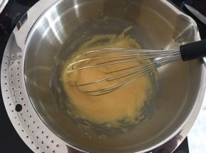 蛋黄里加入食用油、牛奶，搅拌均匀，低筋面粉过筛加入，搅拌至无粉的状态，不要过度搅拌，以免起筋。