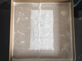 烤盘底部刷一层油，图案部分放中间，再铺一张油纸在图案之上，抹平。我用的28×28的金盘。
