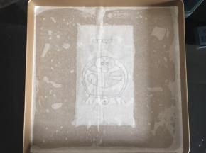 烤盘底部刷一层油，图案部分放中间，再铺一张油纸在图案之上，抹平。我用的28×28的金盘。