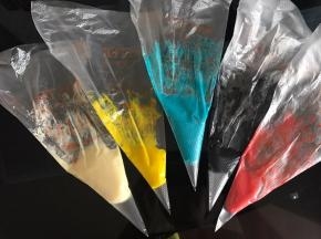 面糊按照颜色多少分成五份调色，黑色描边部分用竹炭粉调色，白色部分用原色，其余用色素调色，装入裱花袋。