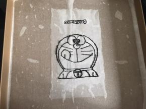 用黑色面糊描出轮廓。