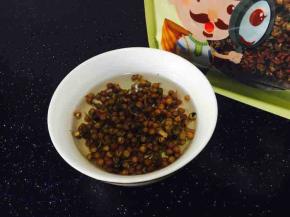 花椒水
花椒水和羊肉馅是绝配，在和馅之前一定要泡好花椒水。取6g左右的花椒，放入适量的开水泡上，晾凉才能使用。
我用的是陕西富平花椒，也叫荠椒，它能起到增香提鲜，去腥除味的作用。