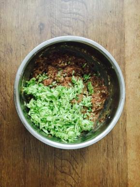 把小西葫馅放倒羊肉馅里搅拌均匀。