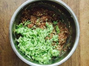 把小西葫馅放倒羊肉馅里搅拌均匀。
