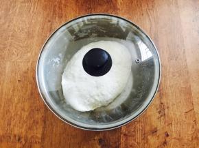 和面
把面和到面团表面光滑，静置20分钟左右。