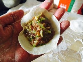 把适量的肉馅放到面皮上