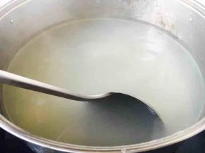 锅里放大量的水，水开后放入水饺，马上用汤勺沿锅边朝一个方向轻轻推动，把饺子推至离开锅底。
这样做以免饺子粘锅底。