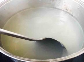 锅里放大量的水，水开后放入水饺，马上用汤勺沿锅边朝一个方向轻轻推动，把饺子推至离开锅底。
这样做以免饺子粘锅底。