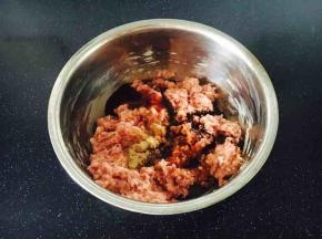 放入适量的生抽、少许老抽，适量的姜粉，少许胡椒粉，少许的鸡精和盐，朝一个方向搅匀，搅到肉馅上劲儿。
