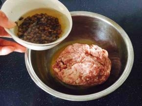 首先加入一个鸡蛋，然后分次加入花椒水，每加入一次花椒水都要把肉馅搅匀。
加入花椒水的量，是以把肉馅打松散为标准。