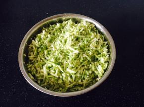 用刀把小西葫丝剁成3厘米左右的段，放少许盐腌5分钟左右，挤出汁水。
汁水不用完全挤干。