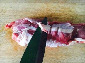 羊肉洗干净后剔除羊肉的筋儿
