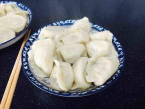 用笊篱捞出胖嘟嘟的水饺，轻轻的上下颠两下，沥一下水，盛盘。