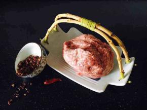 然后切成丝，改刀成为碎丁，再剁成肉糜。