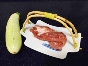 主要食材，羊肉、小西葫。
羊肉选用的是内蒙古羊肉，用的是上脑部分。