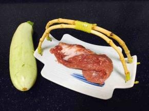 主要食材，羊肉、小西葫。
羊肉选用的是内蒙古羊肉，用的是上脑部分。