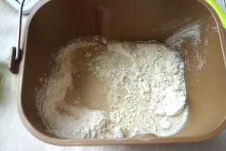 将除黄油外的材料全部入面包桶中