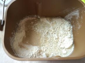 将除黄油外的材料全部入面包桶中