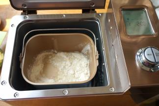 选择东菱面包机“普通面包”程序，中等上色，全程共2小时，选择开始