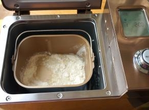 选择东菱面包机“普通面包”程序，中等上色，全程共2小时，选择开始