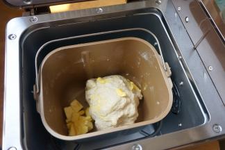 当第一个揉面程序结束后，将软化的黄油投入面包桶中，就等着面包机来完成剩下所有的工作了